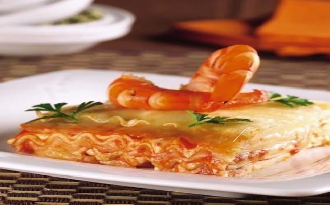 Lasaña con salsa de langostinos y queso